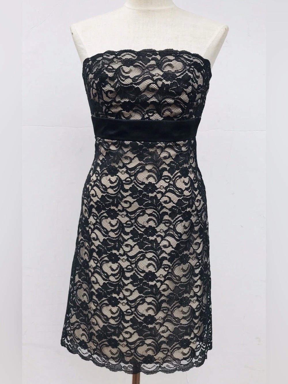 White House Black Market SZ 0 Dress Black Lace w/ Nude Lining Strapless WHBM